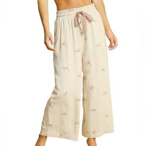 Umgee NWT XL Cream Wide-Leg Cropped Pants with Bow Pattern